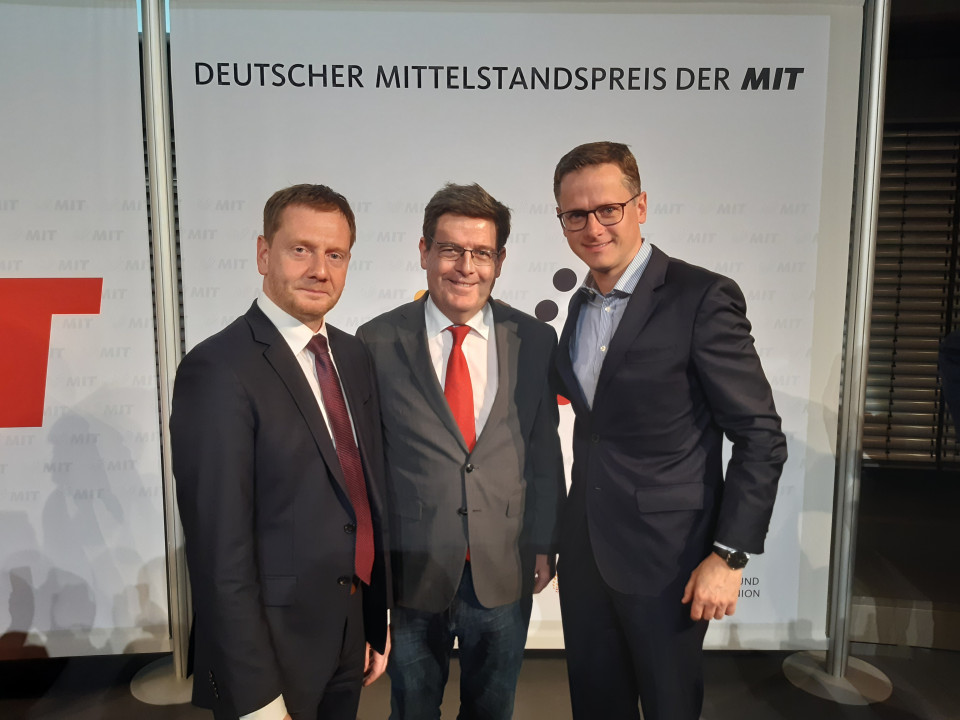 Zu seiner Wahl gratulierten Henning Aretz (Mitte) Ministerpräsident Michael Kretschmer (links) und Dr. Carsten Linnemann (rechts), MIT-Bundesvorsitzender